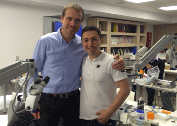 El Dr. José Luis Padrós junto con el Dr. Maxim Belograd en el curso tratamiento estetico microinvasivo.