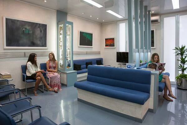 Photograph of the comfortable waiting room at our Dental Clinic Padrós - Dentist in Barcelona Photograph of the comfortable waiting room at our Dental Clinic Padrós - Dentist in Barcelona