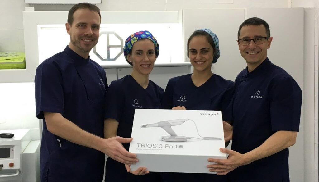 The Padrós Clinic team proudly shows its new technological incorporation, the new intraoral Trios scanner from 3shape The Padrós Clinic team proudly shows its new technological incorporation, the new intraoral Trios scanner from 3shape