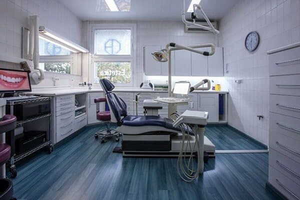 Padrós Dental Clinic in Barcelona has 6 large, very bright boxes Padrós Dental Clinic in Barcelona has 6 large, very bright boxes