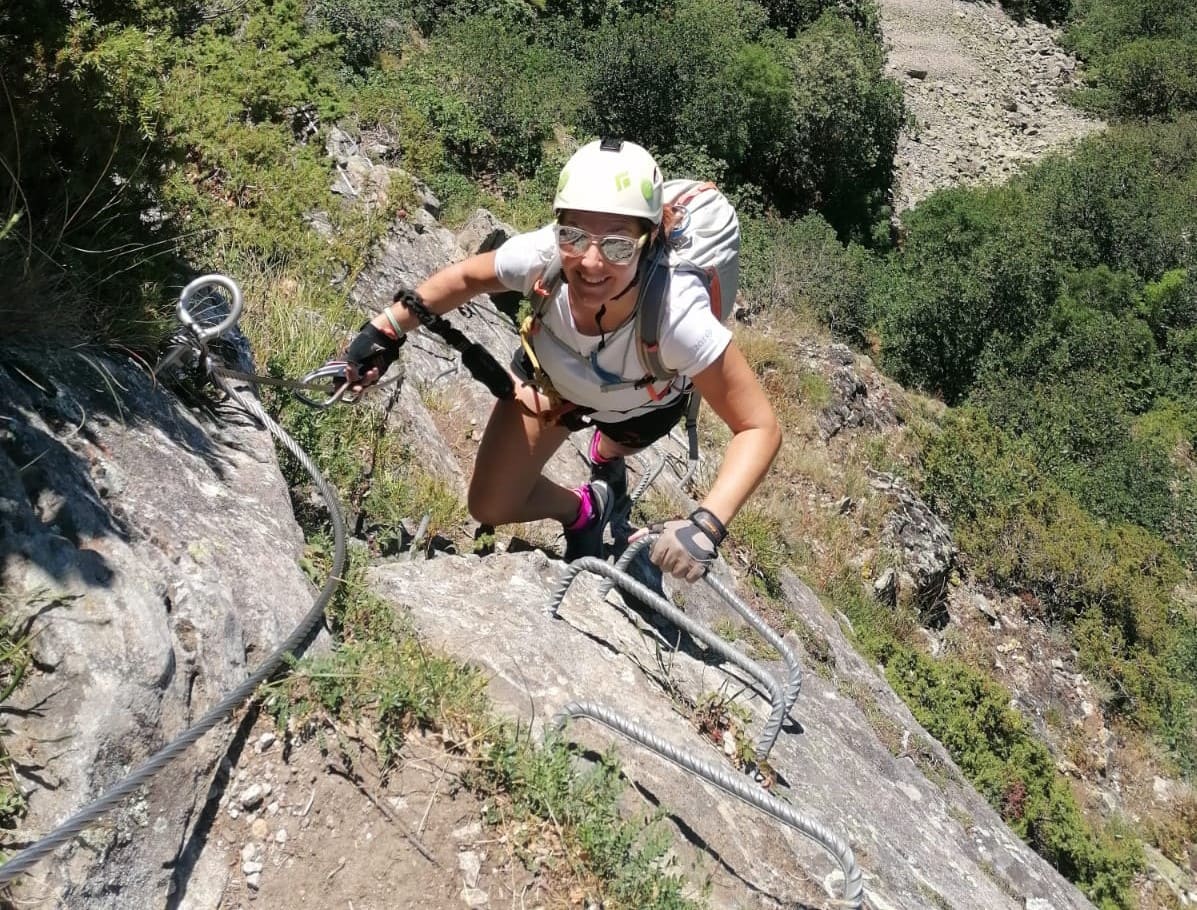 foto Cristina escalando en roca
