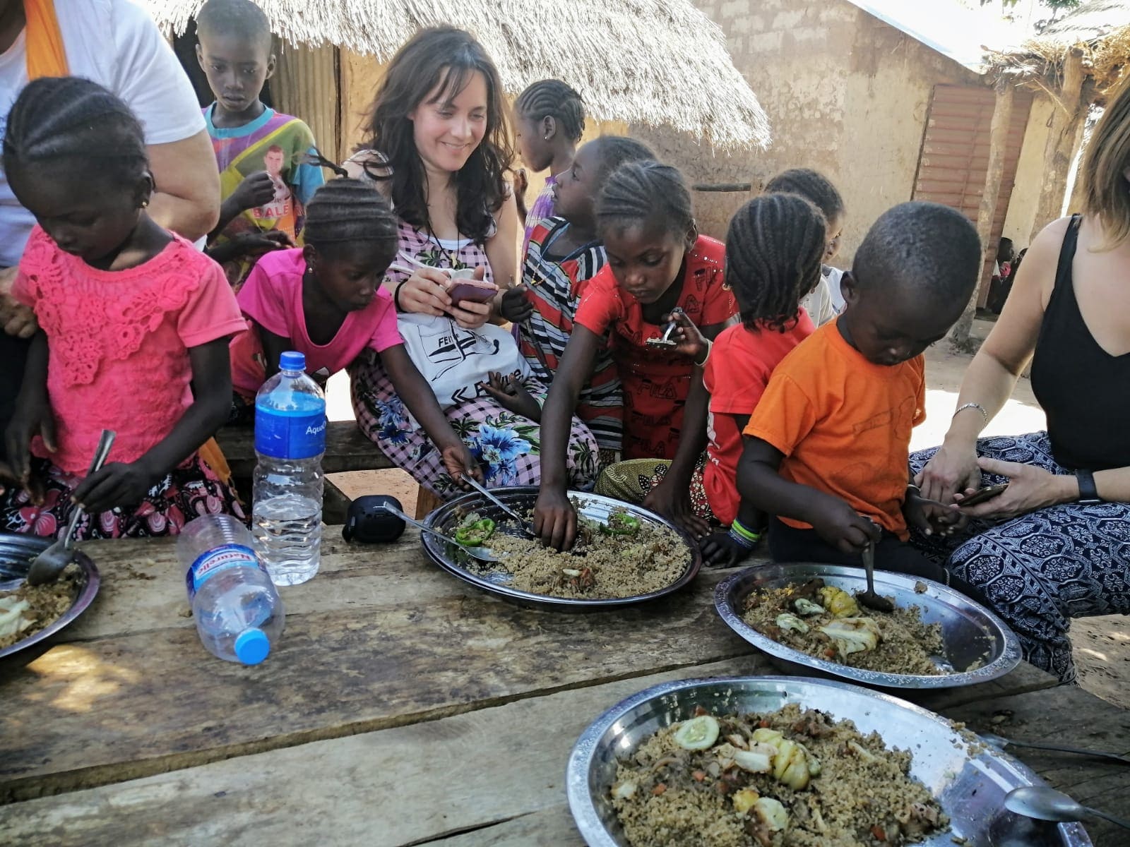 foto Esther en África comiendo con unos niños