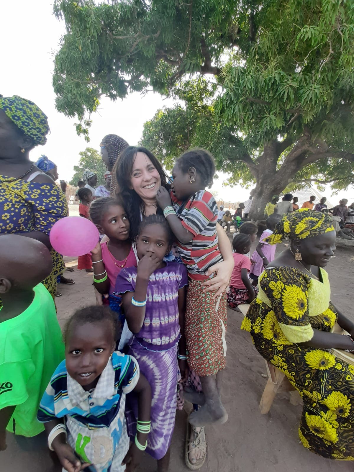 foto Esther en África con niños