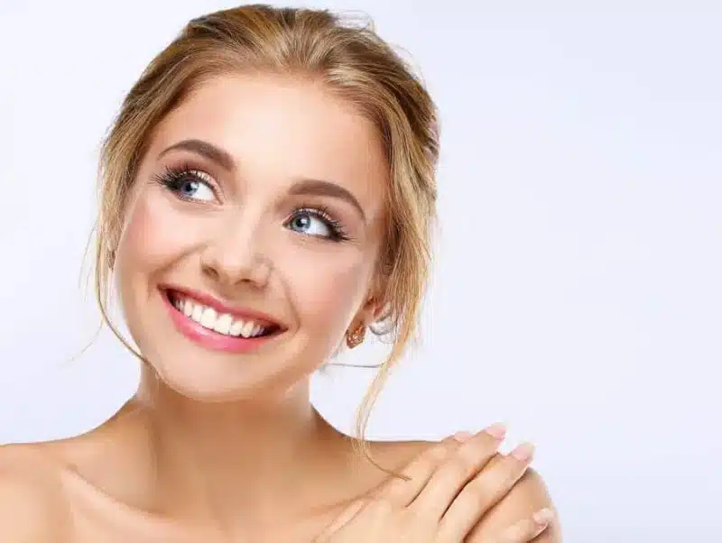 imagen de señorita maquillada con sonrisa impecable